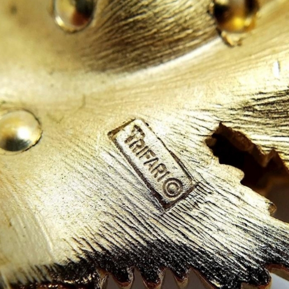 Trifari Textured 3D Gold Tone Rhinestones Center Leaf Design Signed VTG Brooch - Picture 16 of 16